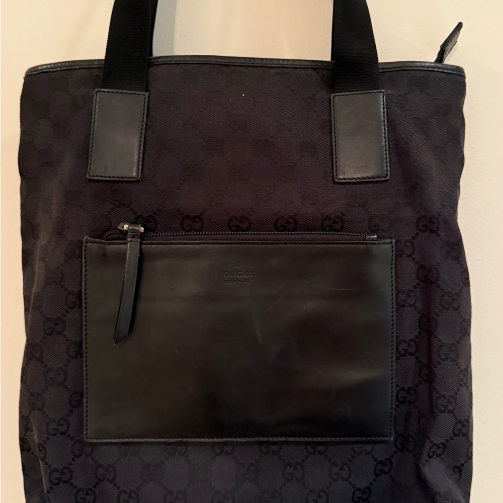 Gucci Black Messenger Bag Sleek and Modern